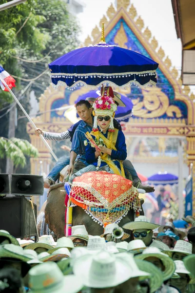 素可泰，泰国-4 月 7 日： 在斯里兰卡 satchanalai 区在出家一整群新僧人与大象在 2014 年 4 月 7 日在素可泰，泰国的传统身份不明的人. — 图库照片