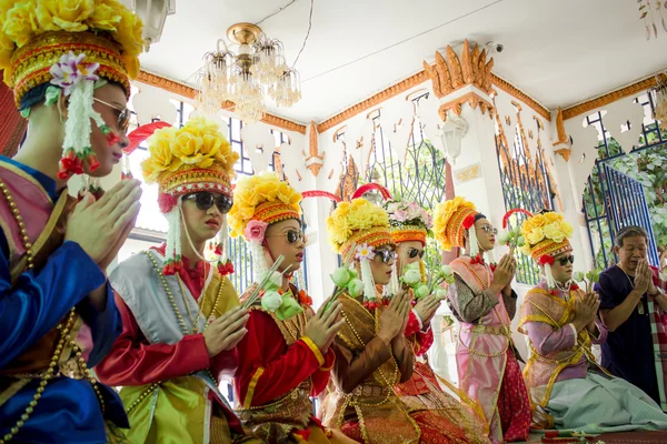 SUKHOTHAI, TAILANDIA - 7 de abril: Personas no identificadas en la tradición del distrito de Sri Satchanalai para ordenar a todo un grupo de nuevos monjes con elefantes el 7 de abril de 2014 en Sukhothai, Tailandia . — Foto de Stock