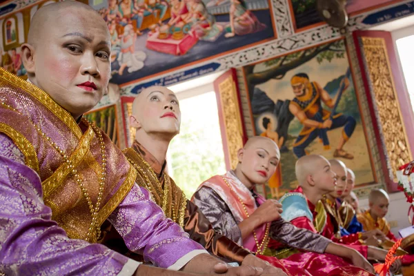 SUKHOTHAI, TAILANDIA - 7 de abril: Personas no identificadas en la tradición del distrito de Sri Satchanalai para ordenar a todo un grupo de nuevos monjes con elefantes el 7 de abril de 2014 en Sukhothai, Tailandia . —  Fotos de Stock