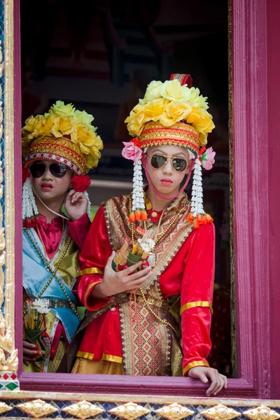 SUKHOTHAI, THAILAND - April 7 : Unidentified people in tradition of the Sri Satchanalai district for ordaining a whole group of new monks with elephants on April 7, 2014 in Sukhothai, Thailand. — Stock Photo, Image