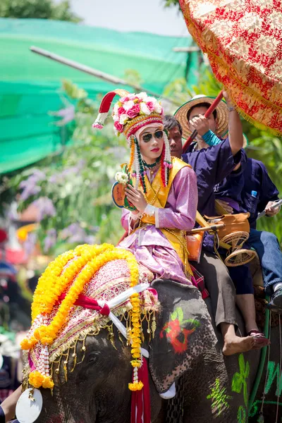 SUKHOTHAI, THAILAND - April 7 : Unidentified people in tradition of the Sri Satchanalai district for ordaining a whole group of new monks with elephants on April 7, 2014 in Sukhothai, Thailand. — Stock Photo, Image