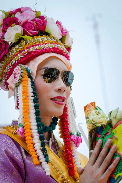 SUKHOTHAI, THAILAND - April 7 : Unidentified people in tradition of the Sri Satchanalai district for ordaining a whole group of new monks with elephants on April 7, 2014 in Sukhothai, Thailand. — Stock Photo, Image