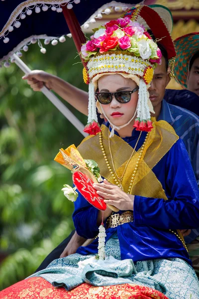 SUKHOTHAI, THAILAND - April 7 : Unidentified people in tradition of the Sri Satchanalai district for ordaining a whole group of new monks with elephants on April 7, 2014 in Sukhothai, Thailand. — Stock Photo, Image
