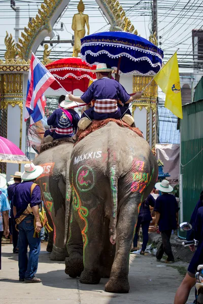SUKHOTHAI, THAILANDIA - 7 aprile: persone non identificate nella tradizione del distretto di Sri Satchanalai per aver ordinato un intero gruppo di nuovi monaci con elefanti il 7 aprile 2014 a Sukhothai, Thailandia . — Foto Stock