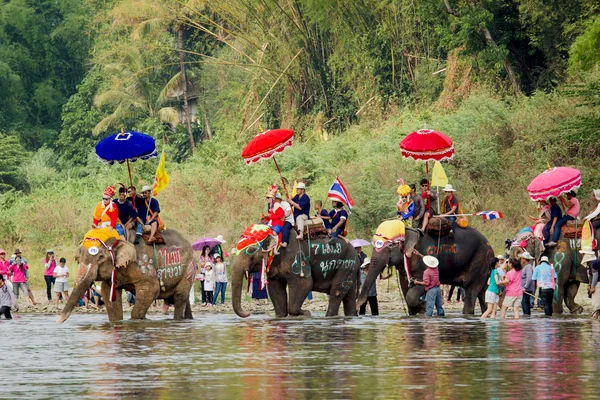 SUKHOTHAI, THAILAND - April 7 : Unidentified people in tradition of the Sri Satchanalai district for ordaining a whole group of new monks with elephants on April 7, 2014 in Sukhothai, Thailand. — Stock Photo, Image