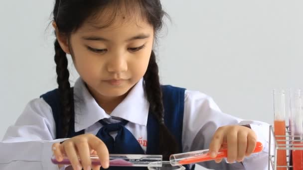 Un pequeño estudiante asiático haciendo experimentos científicos. Educación . — Vídeo de stock