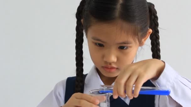 Küçük Asya öğrenci Fen deneyleri yapma. Eğitim. — Stok video