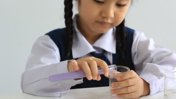 Λίγο Ασίας φοιτητής κάνοντας πειράματα επιστήμης. εκπαίδευση. — Αρχείο Βίντεο