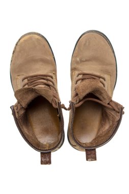 eski ve pis boots beyaz zemin üzerine izole