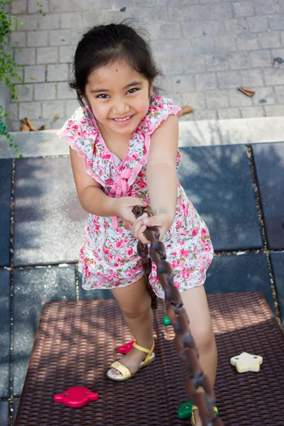 Niedlich schönes lächelndes kleines Mädchen auf einem Spielplatz — Stockfoto