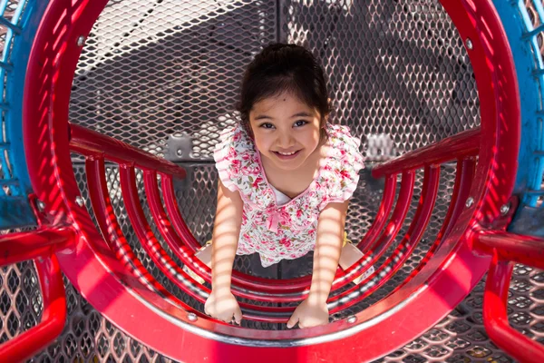 Niedlich schönes lächelndes kleines Mädchen auf einem Spielplatz — Stockfoto