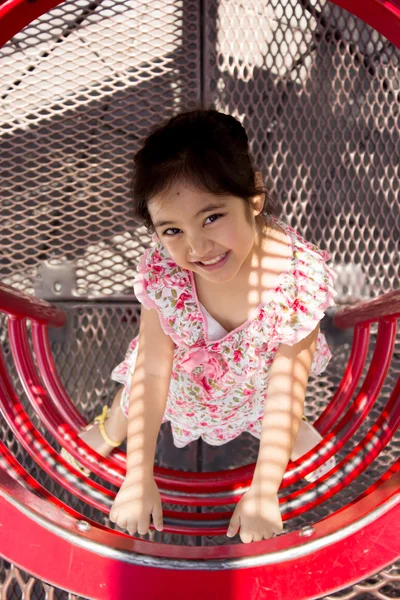 Mignon belle petite fille souriante sur une aire de jeux — Photo