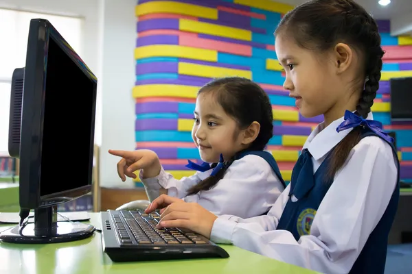 Asiatiques filles à l'aide ordinateur — Photo