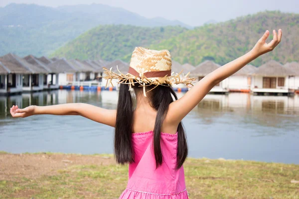 Asiatico ragazza vicino a un lago — Foto Stock