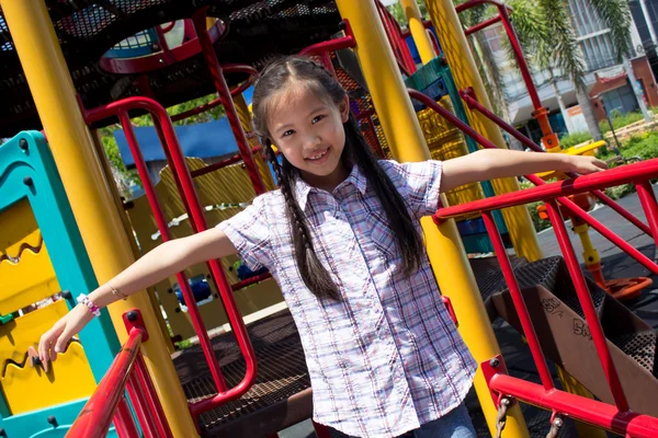 Niedlich schönes lächelndes kleines Mädchen auf einem Spielplatz — Stockfoto