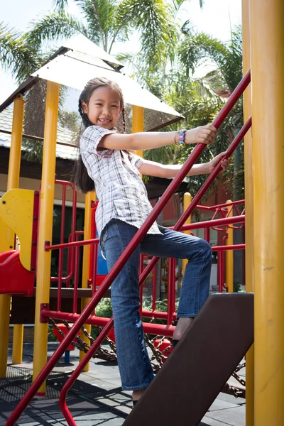 Niedlich schönes lächelndes kleines Mädchen auf einem Spielplatz — Stockfoto