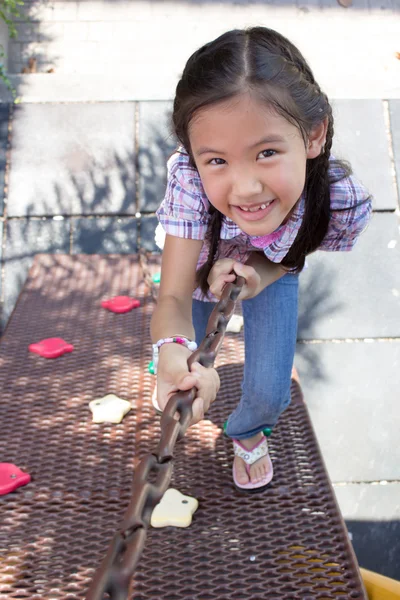 Niedlich schönes lächelndes kleines Mädchen auf einem Spielplatz — Stockfoto