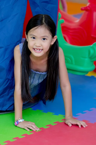 Glückliche asiatische Kinder beim Spielen im Kindergarten — Stockfoto