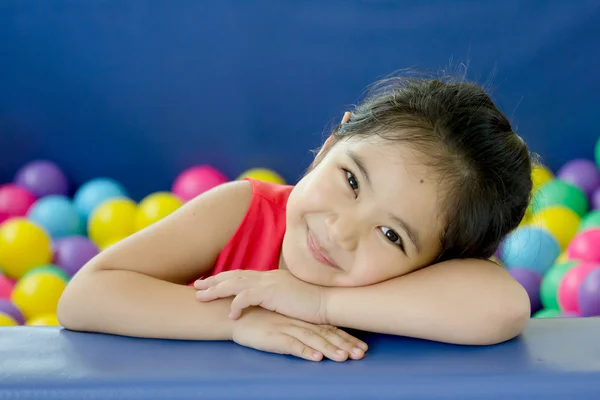 Glückliche asiatische Kinder beim Spielen im Kindergarten — Stockfoto