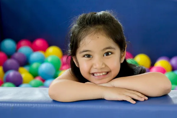 Glückliche asiatische Kinder beim Spielen im Kindergarten — Stockfoto