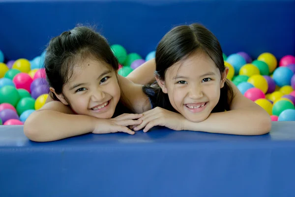 Glückliche asiatische Kinder beim Spielen im Kindergarten — Stockfoto