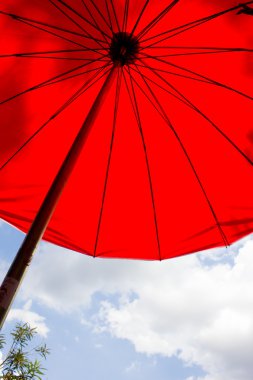 Mavi gökyüzü güneşli gün ile plaj şemsiye