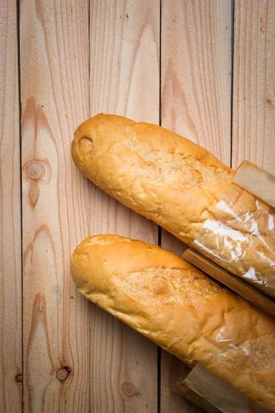 Γαλλικό ψωμί στο τραπέζι — Φωτογραφία Αρχείου