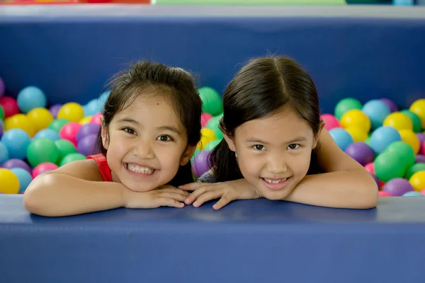 Felici bambini asiatici che giocano all'asilo — Foto Stock
