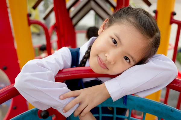 Ładny piękny uśmiechający się mała dziewczynka na plac zabaw — Zdjęcie stockowe