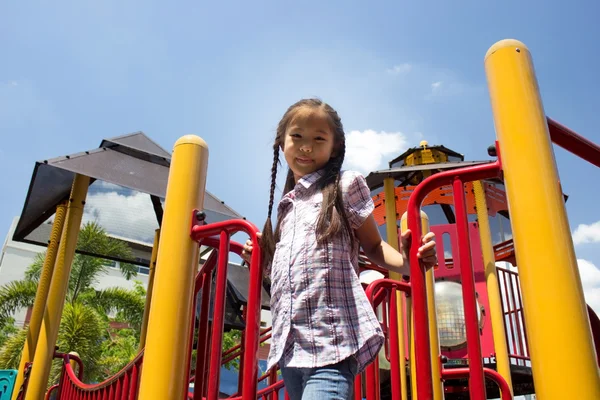 Niedlich schönes lächelndes kleines Mädchen auf einem Spielplatz — Stockfoto