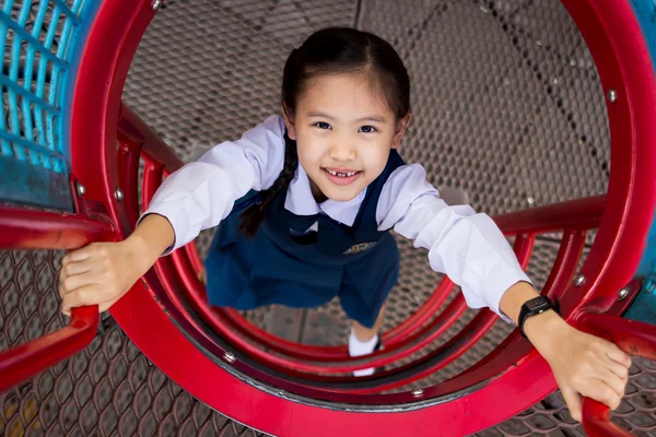 Linda hermosa niña sonriente en un patio de recreo — Foto de Stock