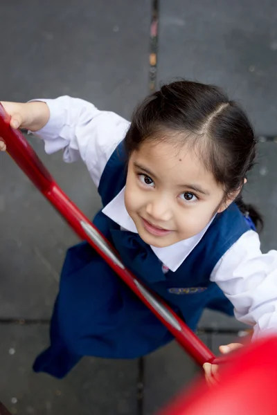 Niedlich schönes lächelndes kleines Mädchen auf einem Spielplatz — Stockfoto