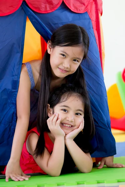 Glada asiatiska barn leker på dagis — Stockfoto