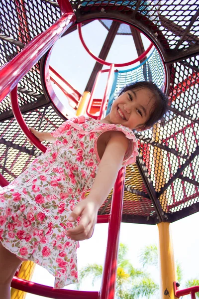 Bambina in un parco giochi — Foto Stock