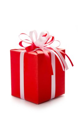 Kırmızı hediye kutusu beyaz üzerine izole