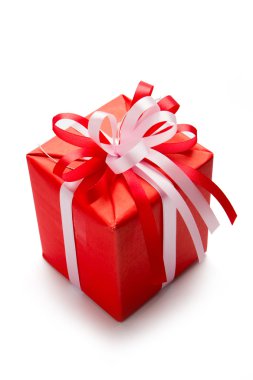 Kırmızı hediye kutusu beyaz üzerine izole