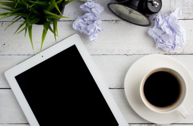 Ofis Masası, bir fincan kahve ve tablet bilgisayar Üstten Görünüm