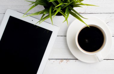 Ofis Masası, bir fincan kahve ve tablet bilgisayar Üstten Görünüm