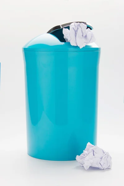 Farbe Mülleimer auf isoliertem Hintergrund — Stockfoto