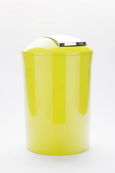 Цветной мусорный бак на изолированном фоне — стоковое фото
