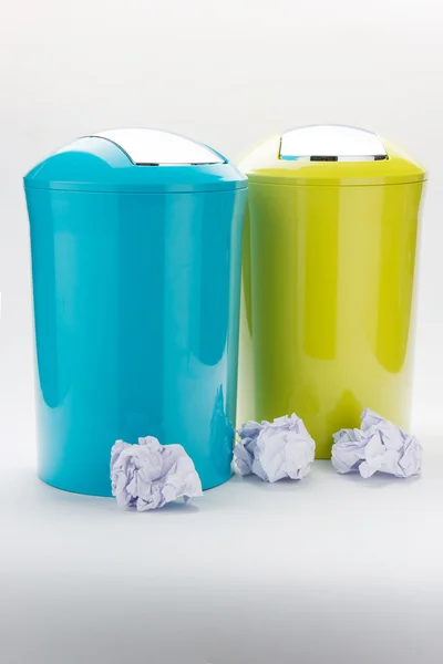 Izole arka plan üzerinde renkli çöp kovası — Stok fotoğraf
