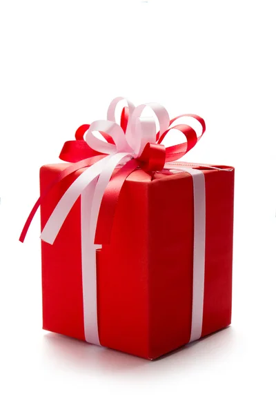 Rote Geschenkschachtel isoliert auf weiß — Stockfoto
