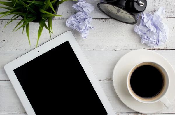 Blick von oben auf den Schreibtisch, eine Tasse Kaffee und einen Tablet-Computer — Stockfoto