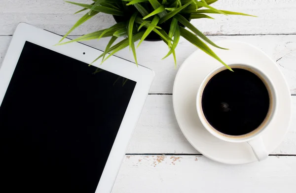 Bovenaanzicht van Bureau, een kopje koffie en Tablet PC-computer — Stockfoto