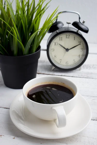 Чашка кофе с часами — стоковое фото