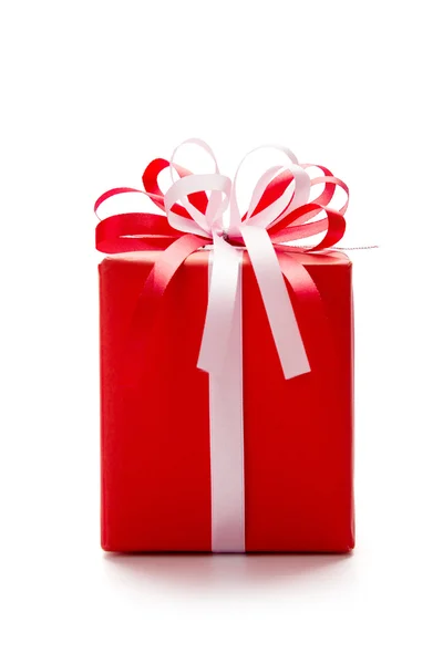 Червона подарункова коробка ізольована на білому — стокове фото