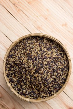 Sepet siyah pirinç dolu