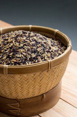 Sepet siyah pirinç dolu