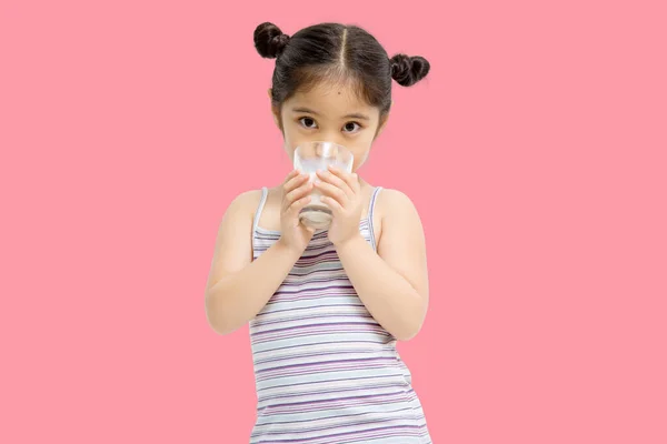 Χαμογελώντας Κοριτσάκι Της Ασίας Πίνοντας Γάλα Απομονωμένο Ροζ Φόντο — Φωτογραφία Αρχείου