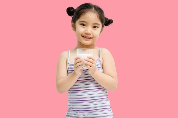 Sorrindo Menina Asiática Bebendo Leite Isolado Fundo Rosa — Fotografia de Stock